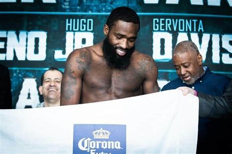 ADRIEN BRONER STRIPS NAKED TO MAKE WEIGHT; JESSIE。